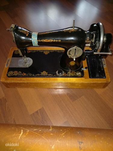 Швейная машинка советских времен (фото #3)