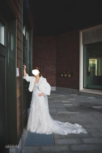 Изящное свадебное платье со шлейфом (фото #5)