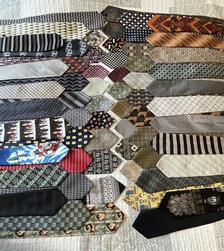 Всего 62 мужских галстука с держателем для галстука (фото #1)