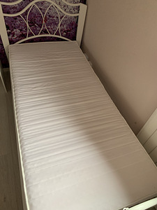 Кровать с матрасом (3 фото из 3)