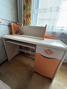Kirjutuslaud, riiul ja lamp (1 foto / 3)