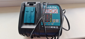Зарядное устройство для автомобильного аккумулятора MAKITA D