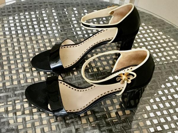 Müüa Moschino peokingad.