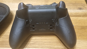 XBOX ELITE2 Controller + Originaal pakendis (4 foto / 10)
