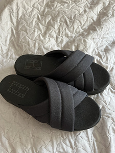 Tommy Hilfiger (1 фото из 2)
