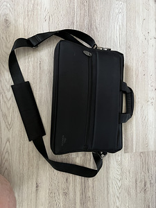 Sülearvutikott Rivacase 15,6” (1 foto / 8)