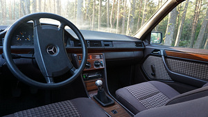 Мерседес-Бенц W124 2.5d (5 фото из 6)