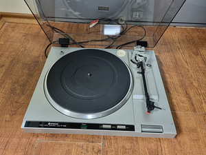 Hitachi HT-50S Direct-Drive Turntable (2 foto / 3)