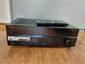 Ямаха HTR-2067 аудио-видео приемник.