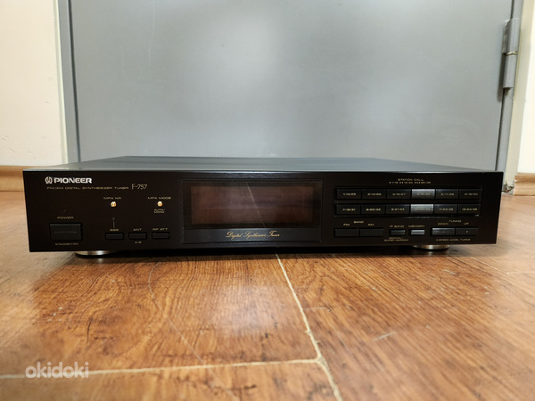 Pioneer F-757 AM/FM Digital Synthesizer Tuner
