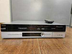 Philips DVDR3510 - DVD Recorder & VCR Combi (1 foto / 4)