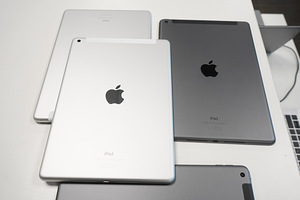 Планшеты Apple iPad (2 фото из 3)