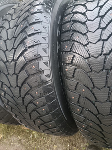 265/65R17 MAXTREK TREK M900 ICE 112S (5 foto / 10)