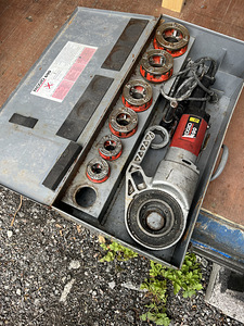 Резьбонарезной станок Ridgid 690 (1 фото из 4)