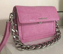Розовая сумка с толстой цепью