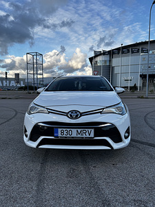 Toyota Avensis (6 foto / 13)