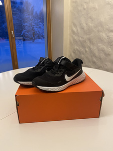 Nike uuevààrsed dossud 35 nr (2 foto / 2)