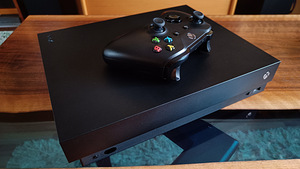 Xbox One X 1TB (2 foto / 4)