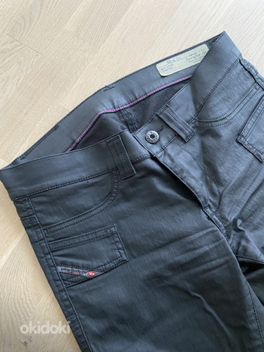 Черные брюки Diesel с блестящей вощеной обработкой (фото #3)