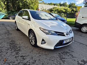 TOYOTA AURIS 73 kW / 18 kW/ Bensiin/hübriid/automaat/2015a (1 foto / 9)