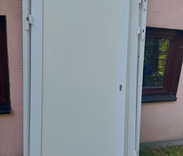Дверь с белой металлической рамой. Содержание древесины.