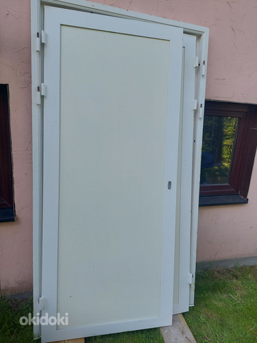 Дверь с белой металлической рамой. Содержание древесины. (фото #1)