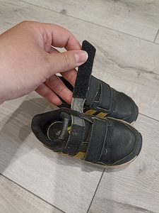 Adidas tossud poisile 22 ja sandaalid 22 hind kõik koos (3 foto / 6)