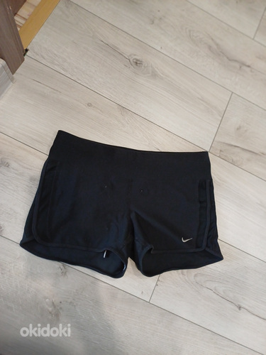 Nike lühikesed püksid naistele suurus L (foto #1)