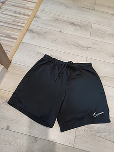 Nike lühikesed püksid meestele suurus L (1 foto / 6)