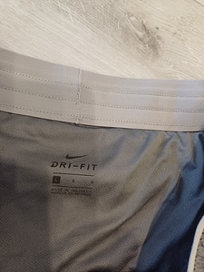 Nike nagu uued lühikesed püksid naistele suurus L (3 foto / 6)