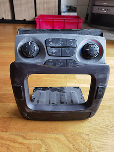 Hyundai Trajet keskkonsool (2 foto / 2)