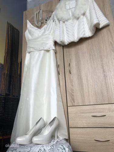 Свадебное платье, пончо, туфли и украшения (фото #2)