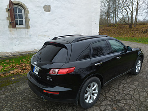 Infiniti FX35, 2005a (5 foto / 15)