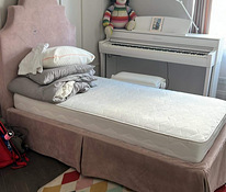 Детская кроватка с матрасом и ящиком для белья