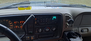 GMC Suburban 2500 (7 фото из 8)