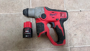 Akupuurvasar Milwaukee M12 H FUEL +aku 3,0 AH (2 foto / 5)