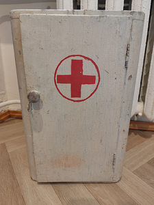 Vintage esmaabikapp: punase ristiga puidust meditsiinikapp (1 foto / 5)