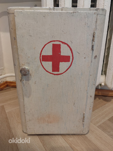 Vintage esmaabikapp: punase ristiga puidust meditsiinikapp