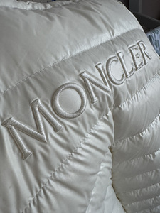 Moncler детский комбинезон (7 фото из 8)