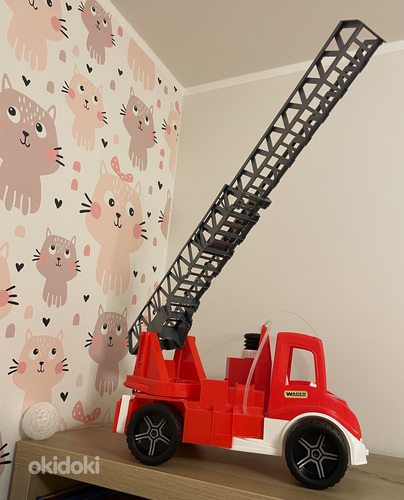 Детская игрушка в виде красной пожарной машины (фото #2)