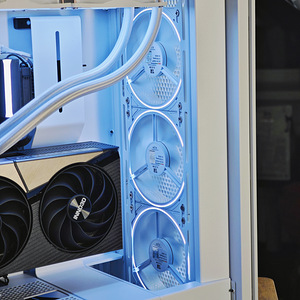 PRO GAMING PC " FLOW " || Ryzen 7 9800X3D + RTX 5090 32GB (6 foto / 10)