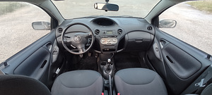 Toyota Yaris (5 foto / 5)