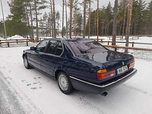 BMW 730i (7 foto / 11)