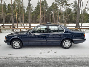 BMW 730i (8 foto / 11)
