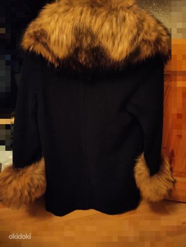 Пальто шерстяное с мехом енота (фото #3)