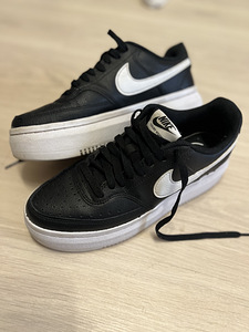 Кроссовки Nike (2 фото из 3)