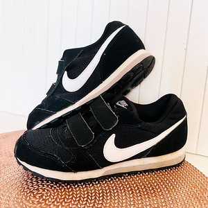 Nike mustad tossud krõpsudega nr 31 (1 foto / 3)