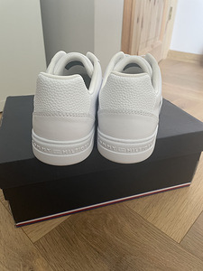 Uued Tommy Hilfiger nahast tennised 37 (3 foto / 3)