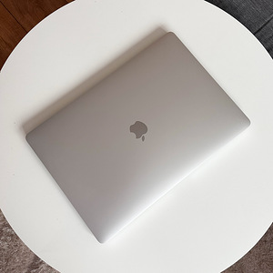 MacBook Pro 2019 16" Silver i7 / 16GB RAM / 512GB SSD (3 foto / 5)