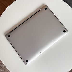 MacBook Pro 2019 16" Silver i7 / 16GB RAM / 512GB SSD (4 foto / 5)
